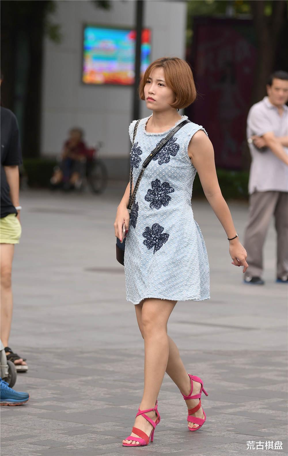 荒古棋盘|蓝色无袖连衣裙,上面的黑色刺绣梅花很精致,搭配红色细跟凉鞋