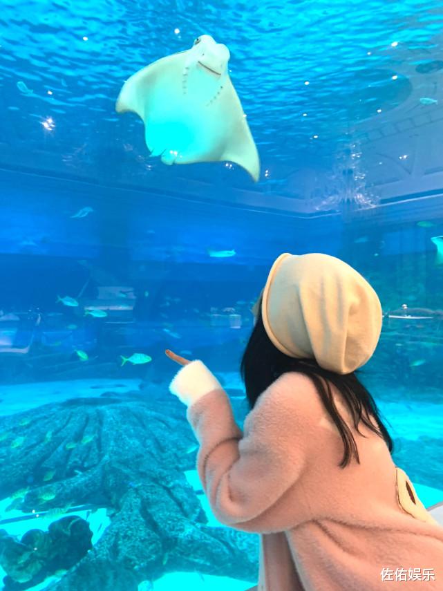 鞠婧祎|鞠婧祎分享出浴美照，大秀香肩上演锁骨杀，眼神魅惑好撩人