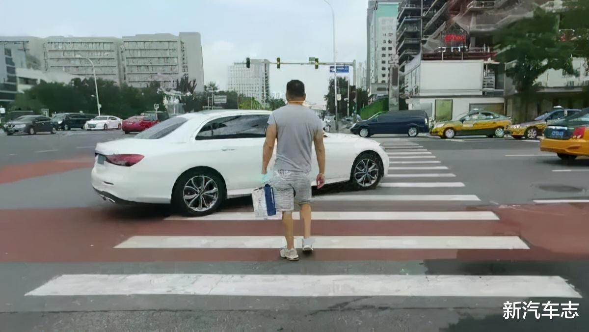 北京市 行人闯红灯也要礼让？从不礼让行人的北京终于开始整治了