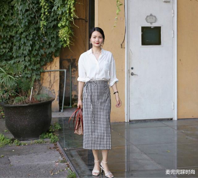 麦兜兜聊时尚|40岁左右的女人，裙子尽量不要穿碎花裙和短裙，其实这些更洋气