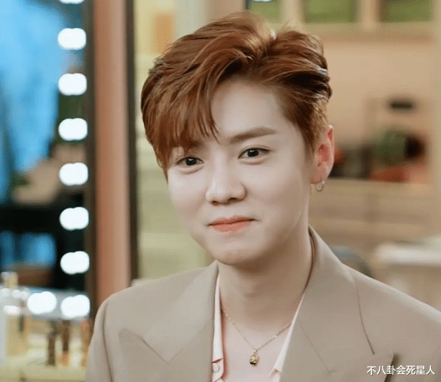 王一博|顶流男星颜值滑坡？千玺少年感减少，朱一龙显老态王一博脖子练粗