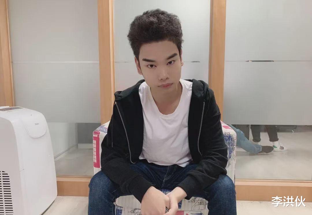 因发际线走红的小吴,被偶遇和女友逛街当众亲热,曾因黑料退网