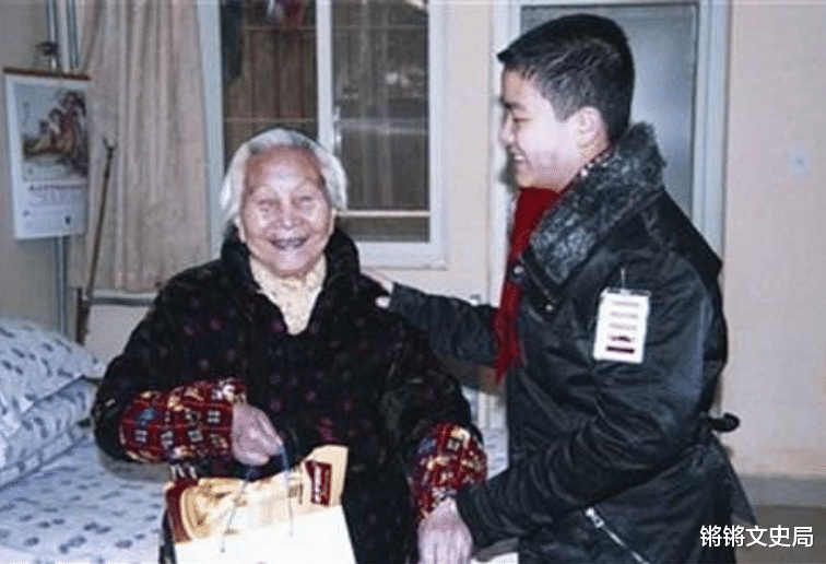 哈佛大学|回看“五道杠少年”和“不屑弟”，一个民办、一个哈佛，谁是赢家？