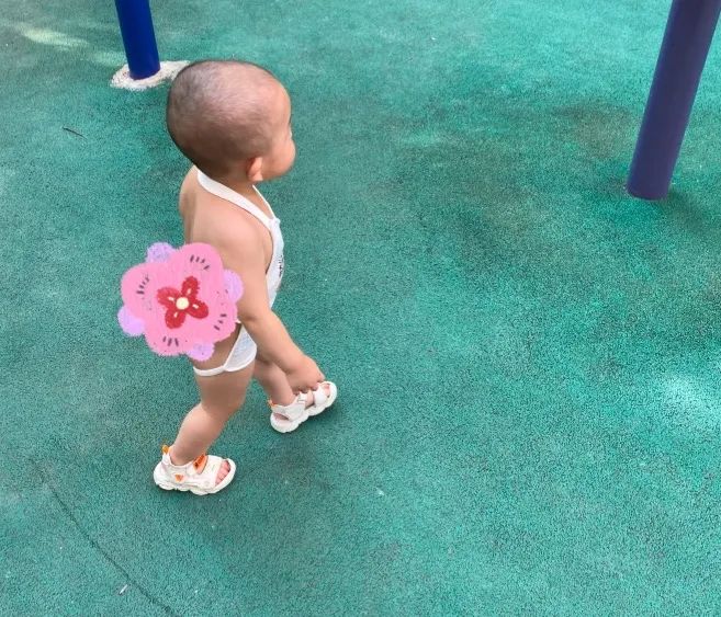 兜妈爱叨叨|宝妈三伏天带娃出门，宝宝只穿肚兜遭吐槽：和没穿衣服有啥区别？