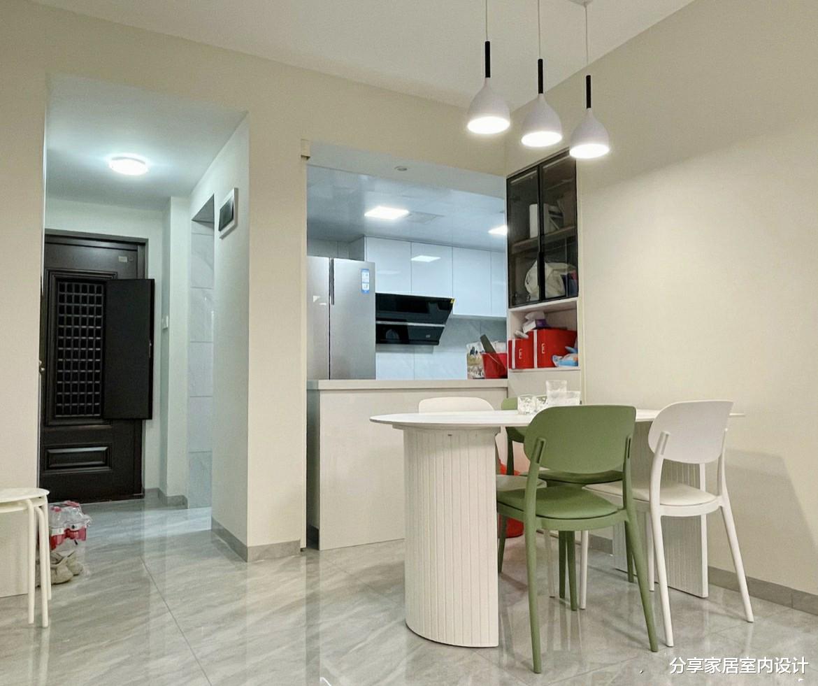 坚持找熟人装修新房，完工后效果简单又耐看，一家人都很满意！