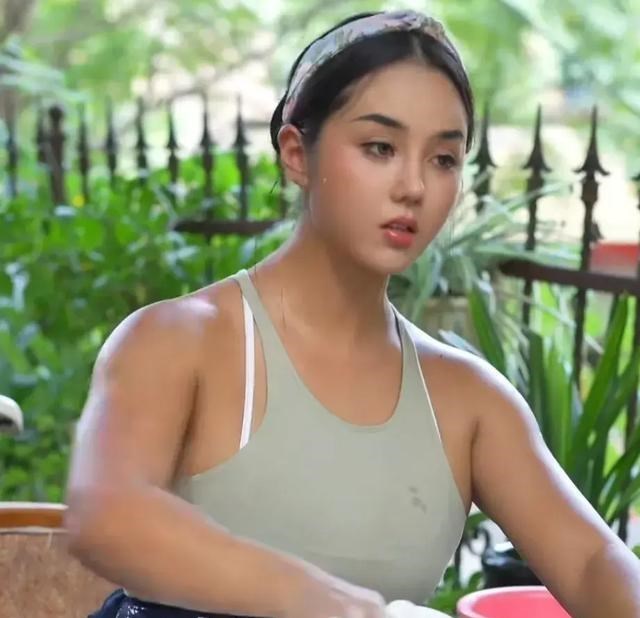 |胡闹闹，一个神奇的网红！全是摆拍，可是大家就喜欢这样的