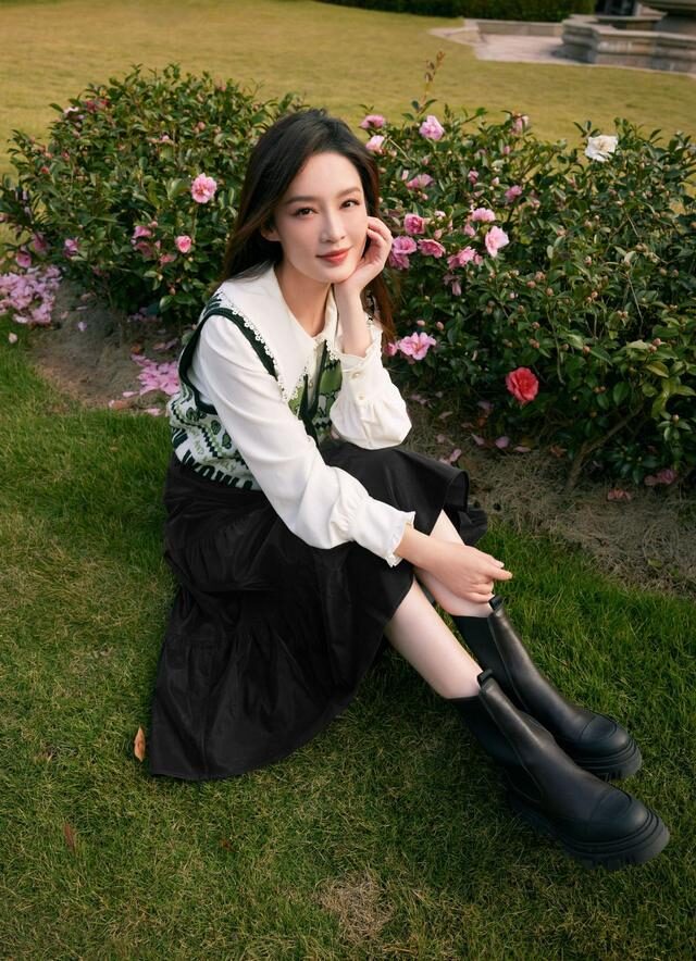 李沁|李沁是什么仙女?针织背心叠穿打扮似邻家女,虽简单却气质清纯