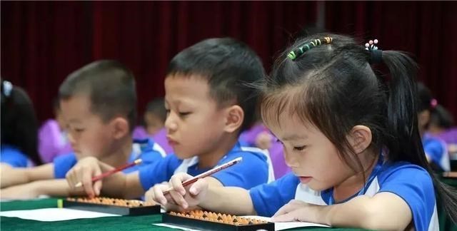 家中大小宝|珠心算是会开发学生智力，还是会导致思维退化，家长们为此吵翻了