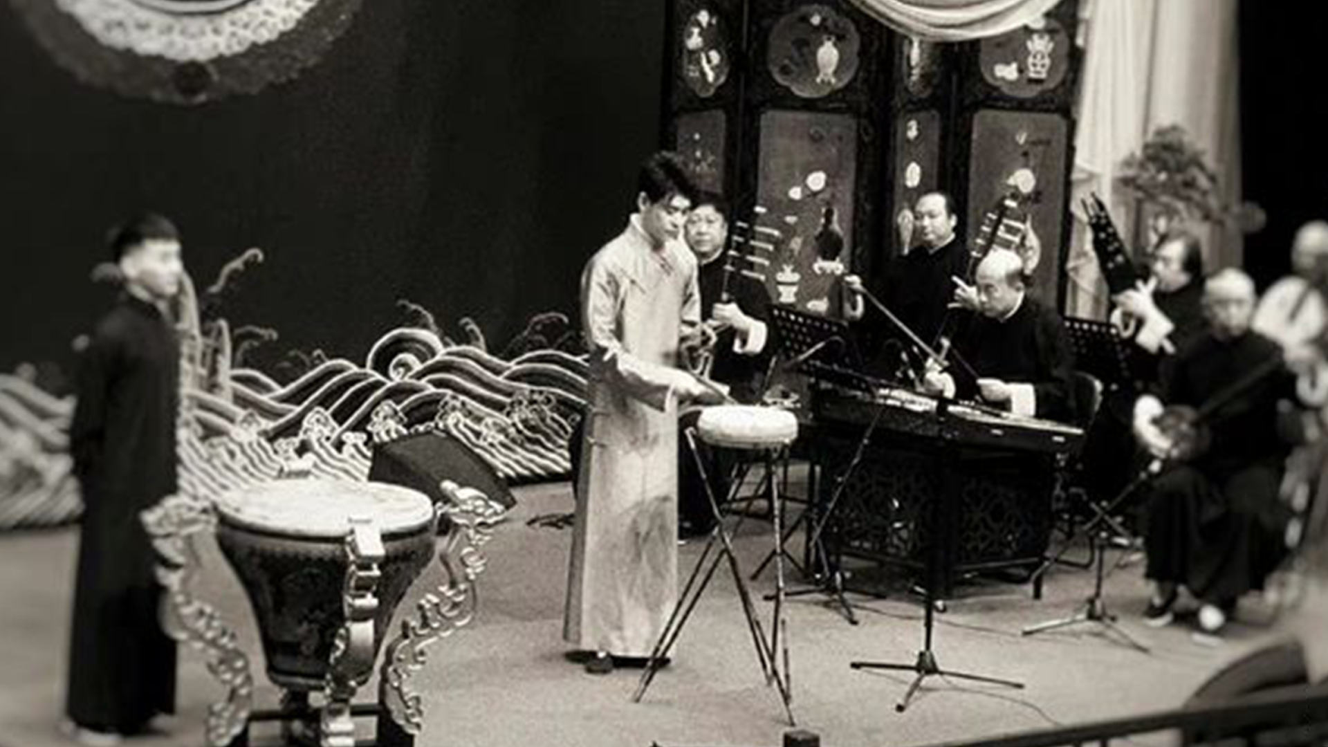 明星素颜|德云鼓曲社开业遭质疑，郭德纲现场诉苦，张云雷开场却大受好评！