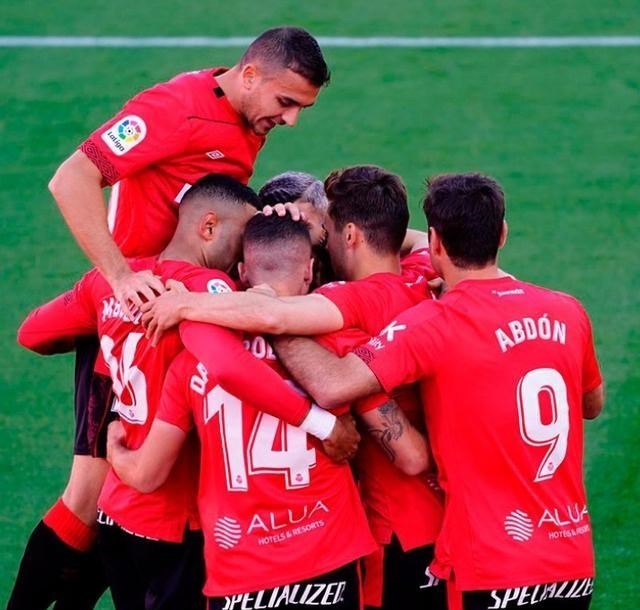 西班牙人|2-0！西班牙人最大對(duì)手發(fā)威，一分優(yōu)勢(shì)暫時(shí)登頂西乙