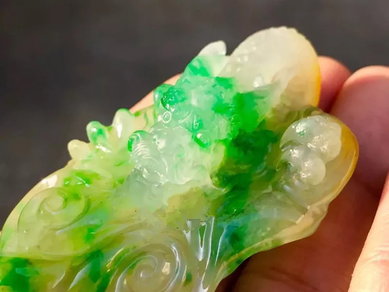 翡翠手镯|五万买下一块翡翠原石，切出两块飘绿色的双龙戏珠！