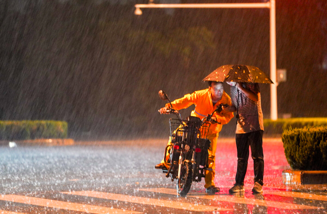 墨黑纸白 副处长送外卖累瘫只赚41元后，为何说政策非坐在办公室空想？