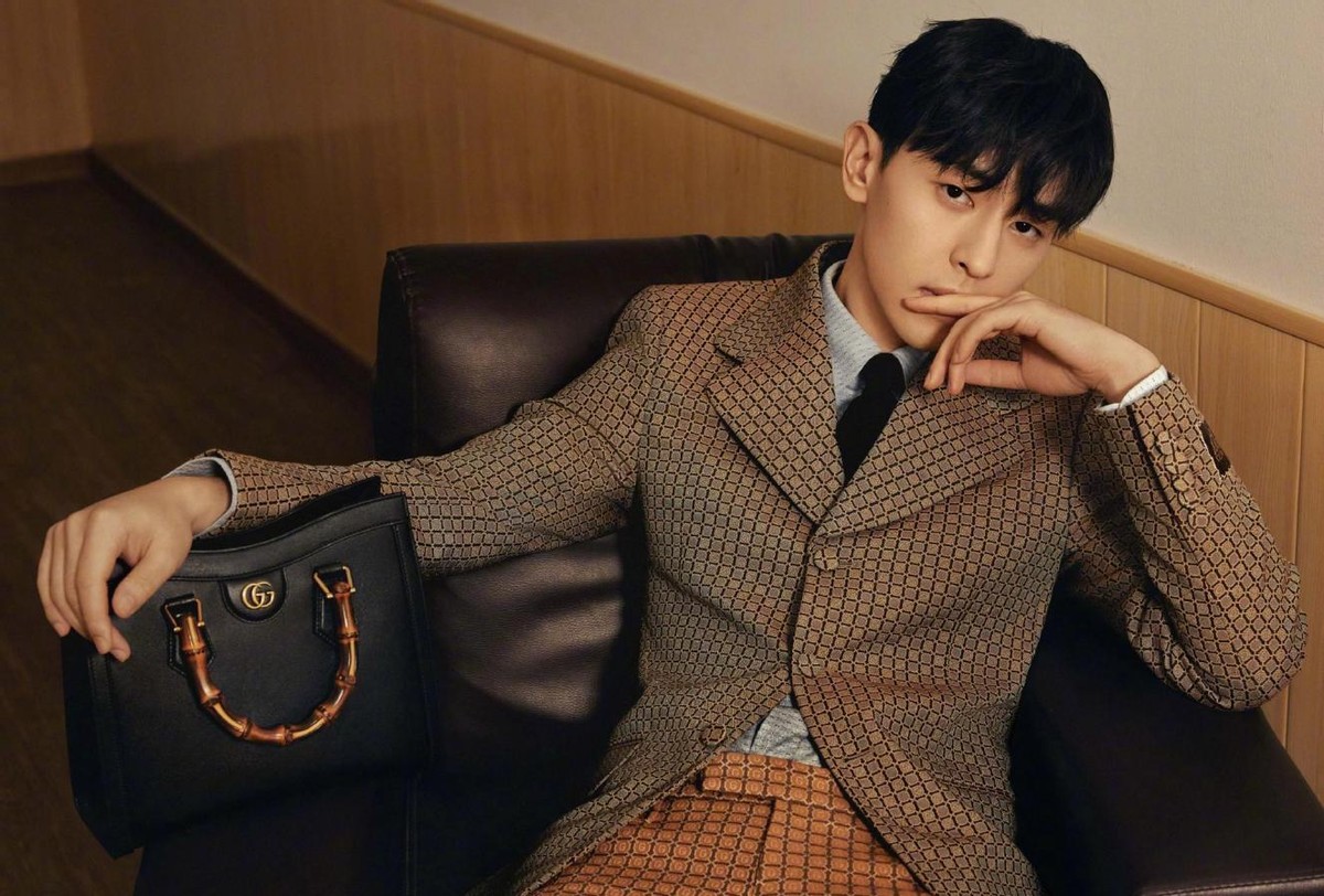 白小白的衣橱|邓伦真是天生的“衣架子”，穿上西装太有型了，满满的商务范儿