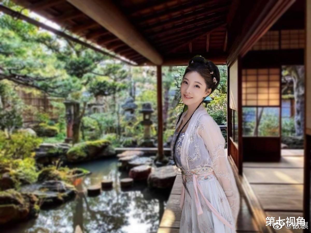 第七视角 《月牙湾》也太经典了，冯提莫直播翻唱，这个版本怎么样？