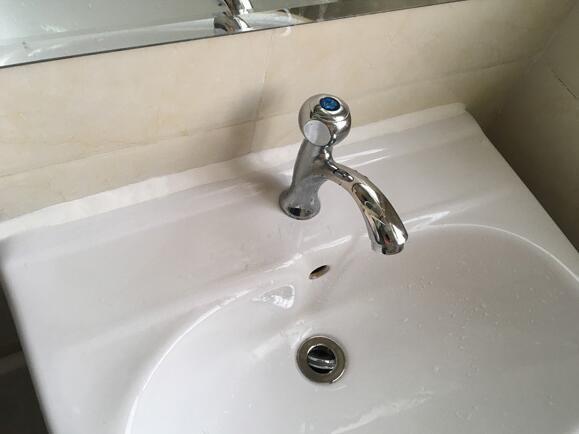 卫生间的玻璃胶,用久发霉太恶心!只用了这个法子,缝隙立马干净