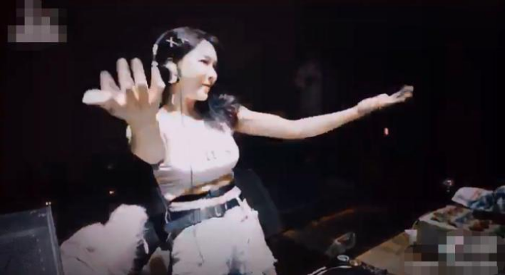 龚玥菲|龚玥菲再次现身，穿着大胆和十位男粉丝吃饭，表情十分严肃冷酷