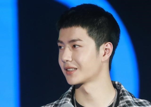 王一博|好惊喜！王一博敢想敢博，主动回应发型问题，真实不做作！