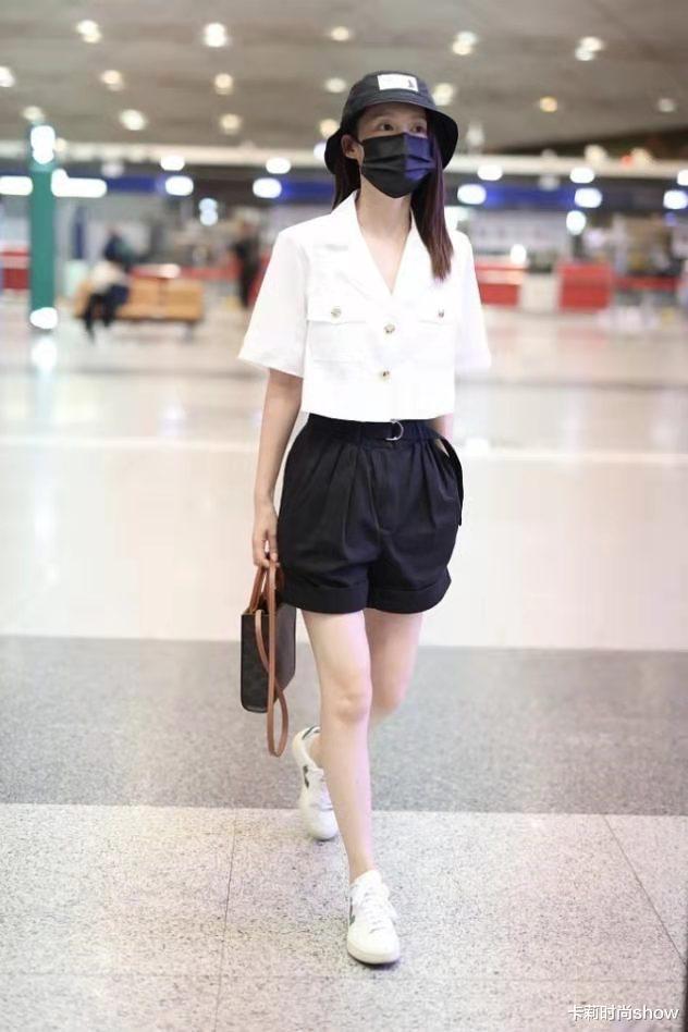 李沁|李沁这清新脱俗的气质太上头，明明只是极简白+黑，却吸睛又洋气