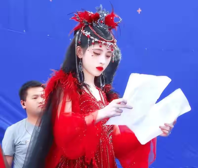 张兰|造型不够挂坠来凑，鞠婧祎古装标配：爱豆妆+挂坠，鸡毛也当发饰