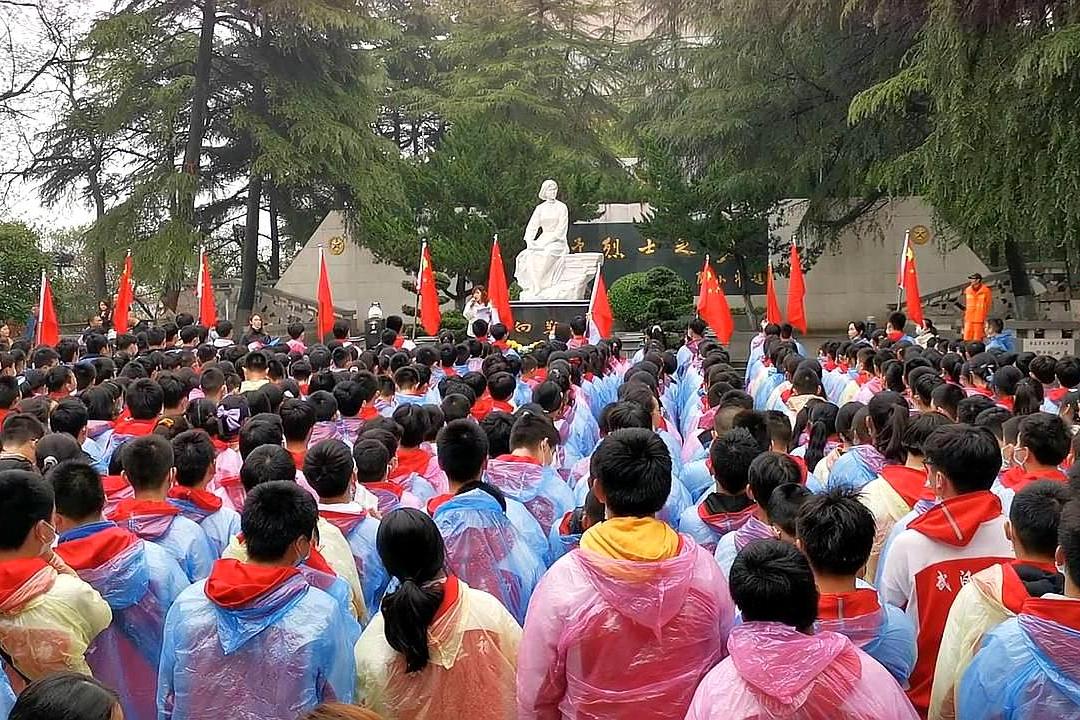 胡了说扒道 武汉第三初级中学，师生徒步祭扫先烈，遇到困难不要放弃