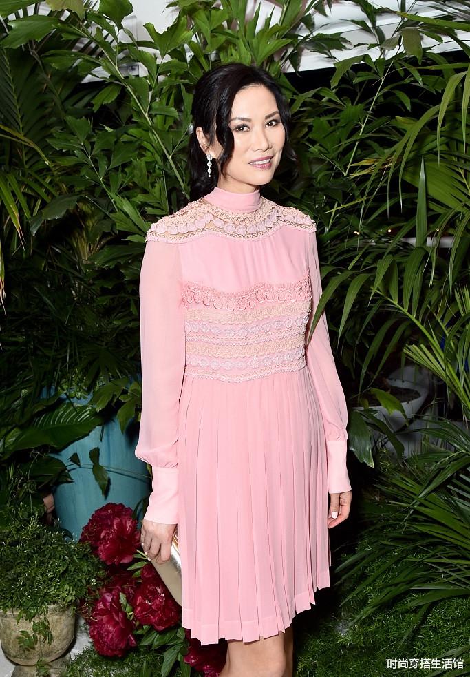 发型|邓文迪越老越有味道，?穿粉裙搭马尾辫超减龄，美得不像中年人