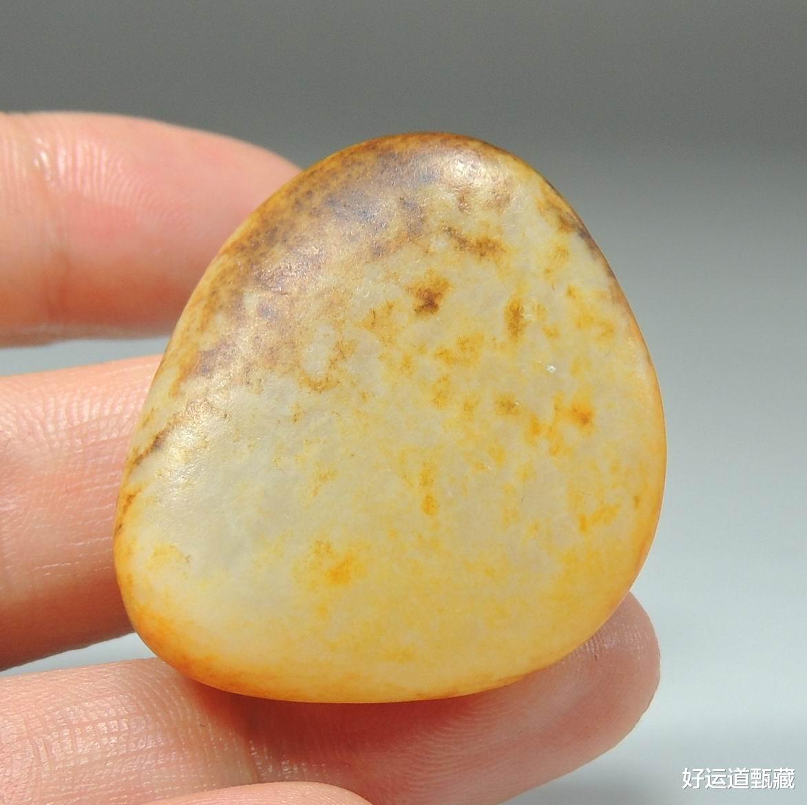 |不比红皮籽料差的和田玉白皮籽料，白皮料赌性大，但肉质细腻油润