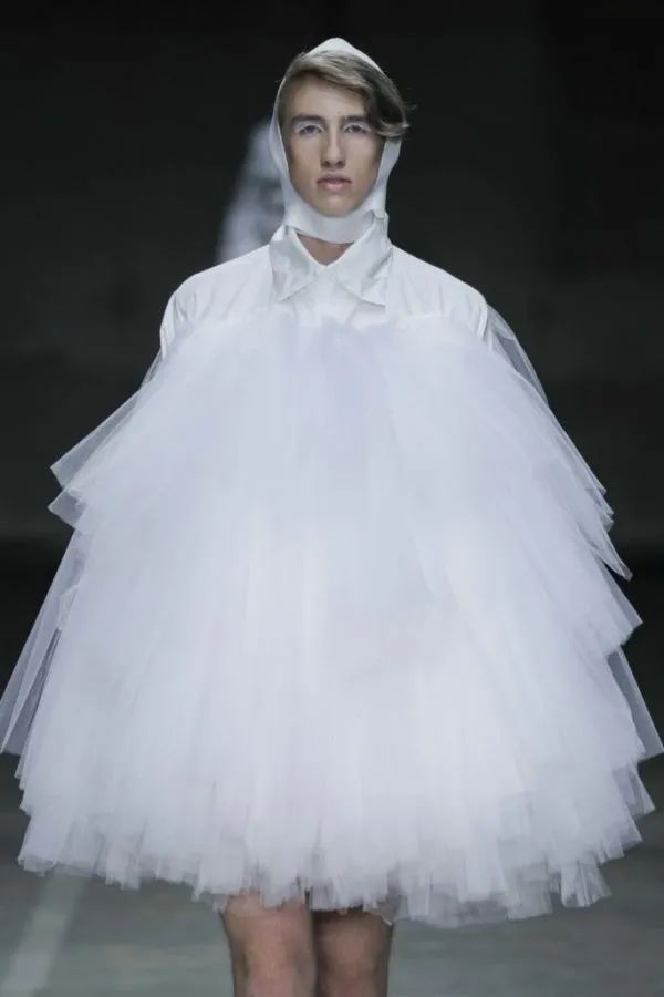 纺织服装时尚内参|男人穿婚纱也很美,这仙气缭绕男装,男生穿戴起来连女孩都脸红!