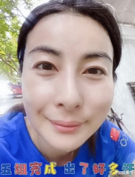 郭晶晶 郭晶晶在家素颜跳绳减肥，身材管理在线，背景豪宅院子抢镜