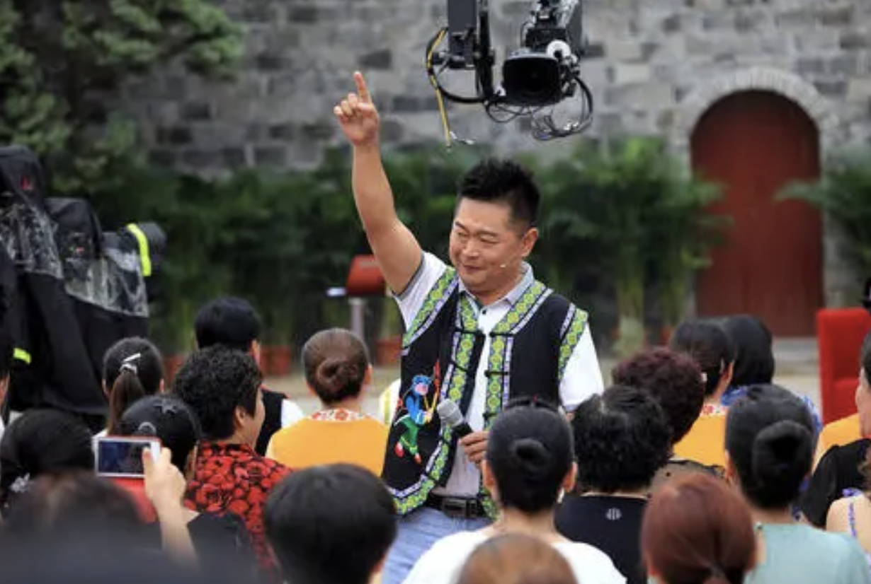 主持人|乡约主持人肖东坡：事业巅峰却遭离婚，丢校花老婆后与她55天闪婚