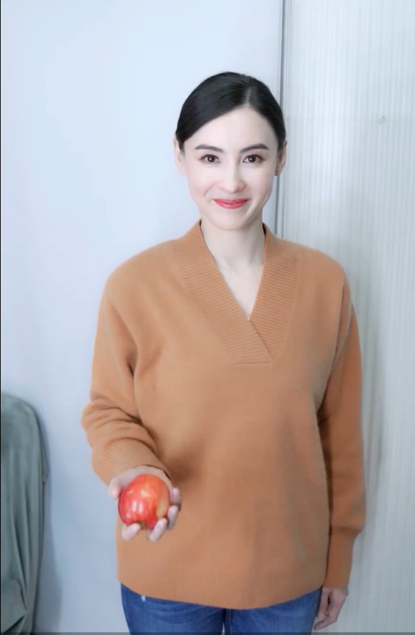 交易|又怀了？张柏芝近照肚子凸出，舞台表演划水，网友指其可能怀孕了