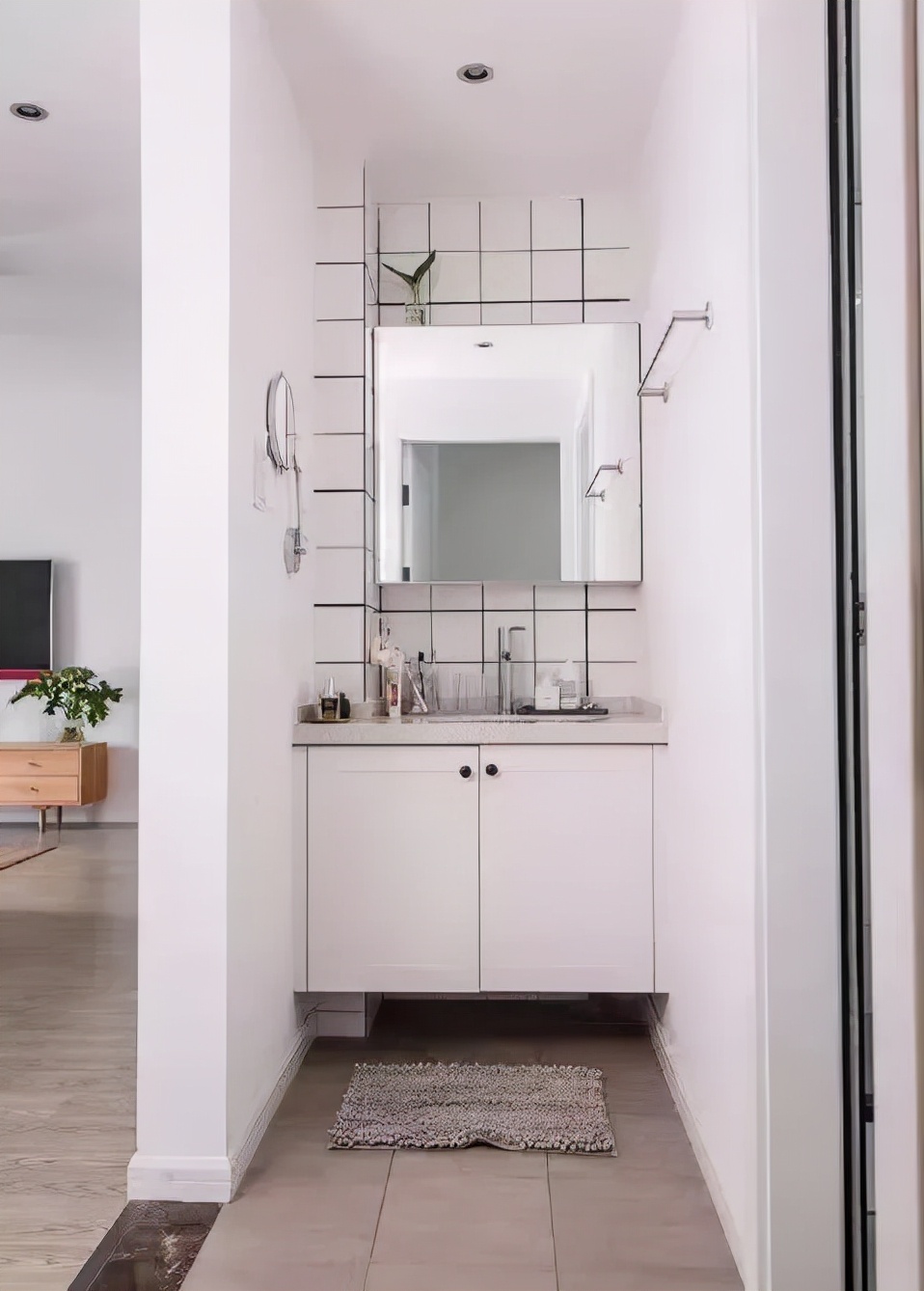 装修设计大全|小卫生间注定憋屈？网友：我家才2㎡这么装真好用！