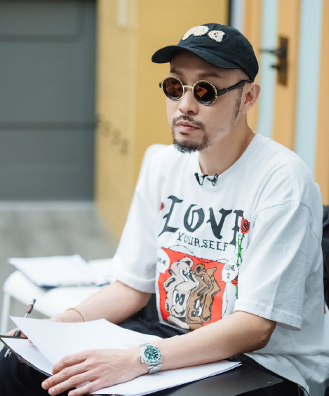 gai|陈小春用扇子“猛打”GAI，网友直呼解气，曾对陈小春无礼遭吐槽