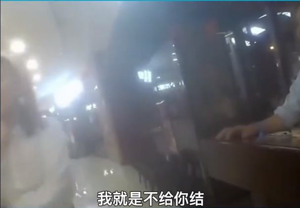 女子饭店吃鱼被卡鱼刺,态度蛮横拒不结账,狂喊一个小时要去医院