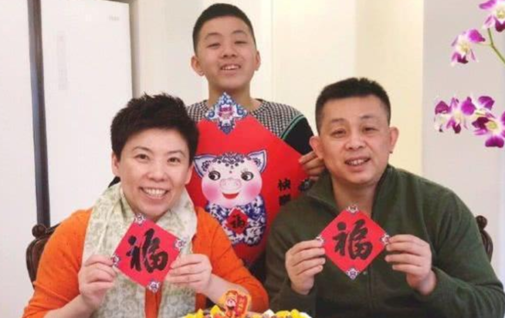|邓亚萍晒全家福为老公庆生！夫妻搂肩太甜蜜，儿子帅气魁梧更像爸