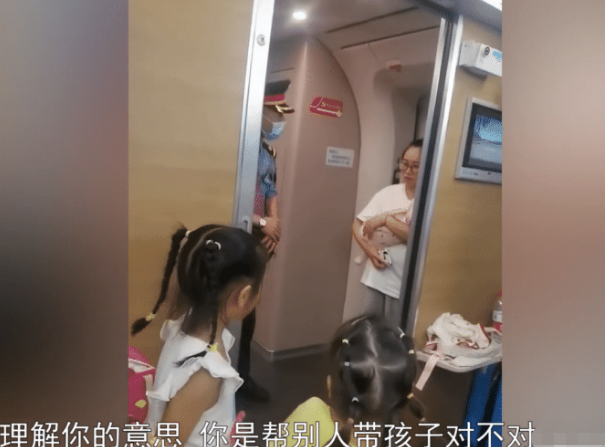 火车 女子坐火车带6个小孩占一排座，坚决拒绝补票，称孩子不是自己的