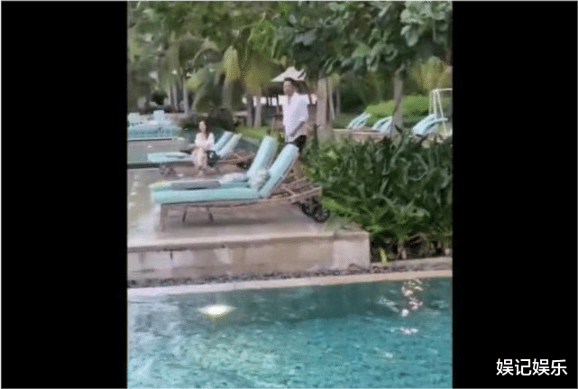 汪小菲|网友偶遇汪小菲带女孩在三亚玩，看到有人拍照，汪小菲有意避嫌