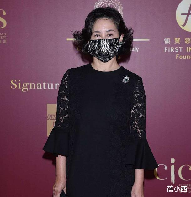 蓓小西|何超琼的“女掌门气质”太高级，穿一袭小黑裙，也能惊艳又气派