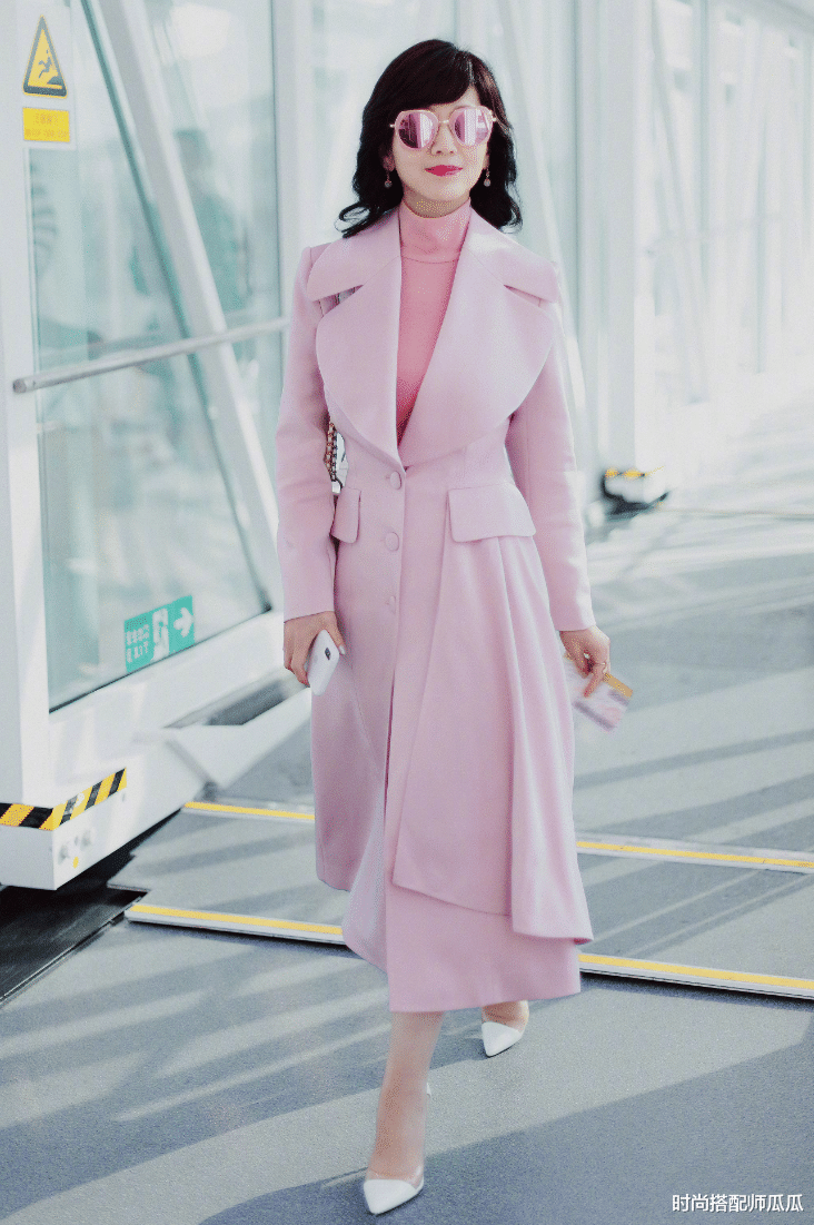 时尚搭配师瓜瓜 女人过了50岁，千万别穿“一身黑”！多穿这几种颜色，优雅还减龄