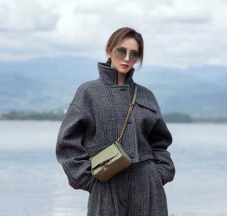 时尚风行派 刘诗诗戴墨镜变拽姐！新写真格纹套装剪裁肥大，露出小鸟腿去抢镜