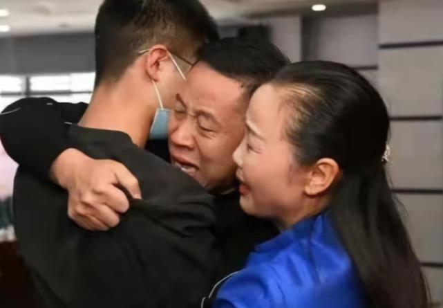 |孙妈妈带2个儿子逛街，孙卓边走边吃烤肠，孙辉手握斧头玩具