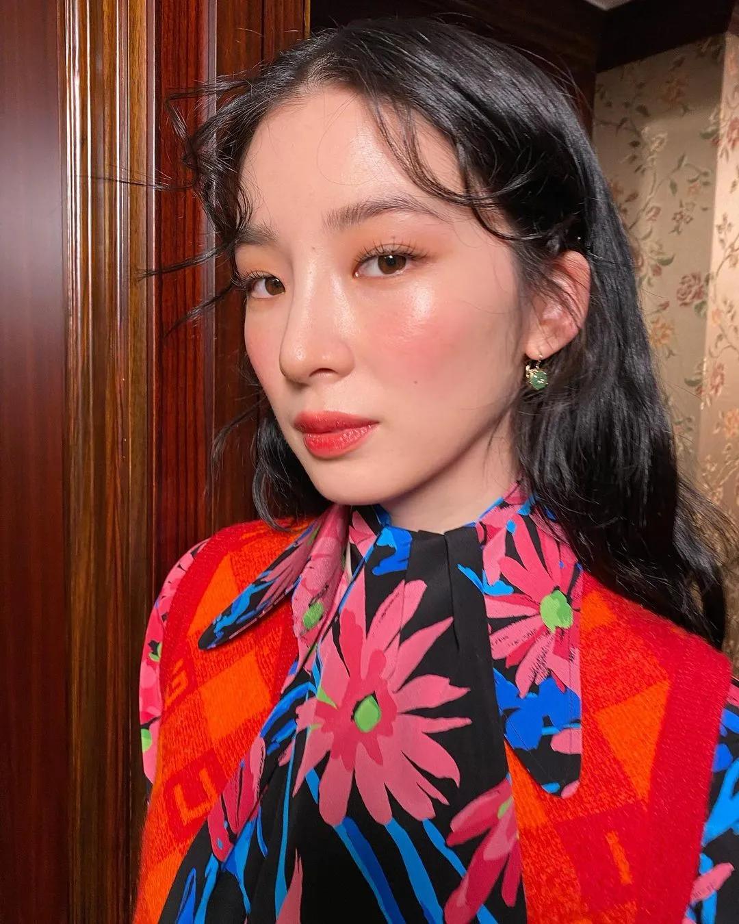 腮红|喝了假酒的Jennie竟穿肚兜上台?讲真,有被她的屁桃红炸到