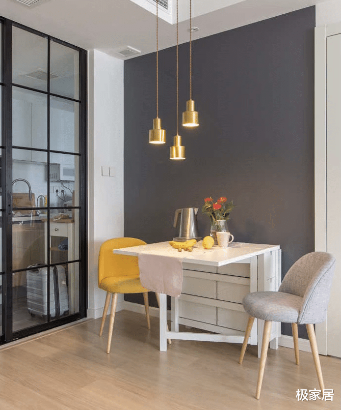 84平的小户型，用极简和纯白装饰空间，满足年轻人的需求