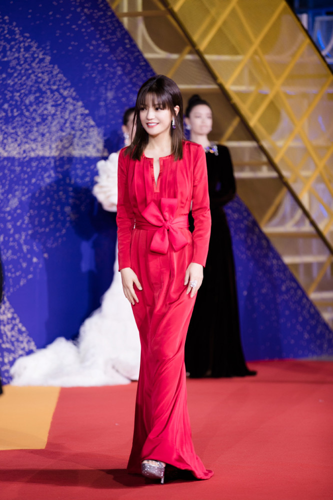 孟子义|赵薇和小陶虹走红毯,人到中年比例都很好,终于明白腰线的重要性