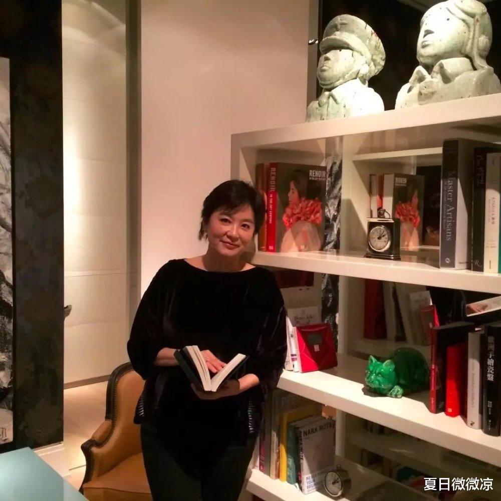 林青霞|林青霞息影退休后的生活，看书练字画画，仿佛就是诗和远方