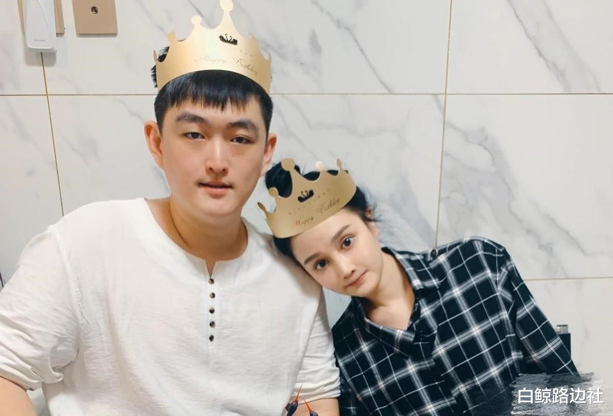 赵本山|赵本山儿子近照曝光！瘦身后颜值提升，和白发美女共舞疑恋情曝光