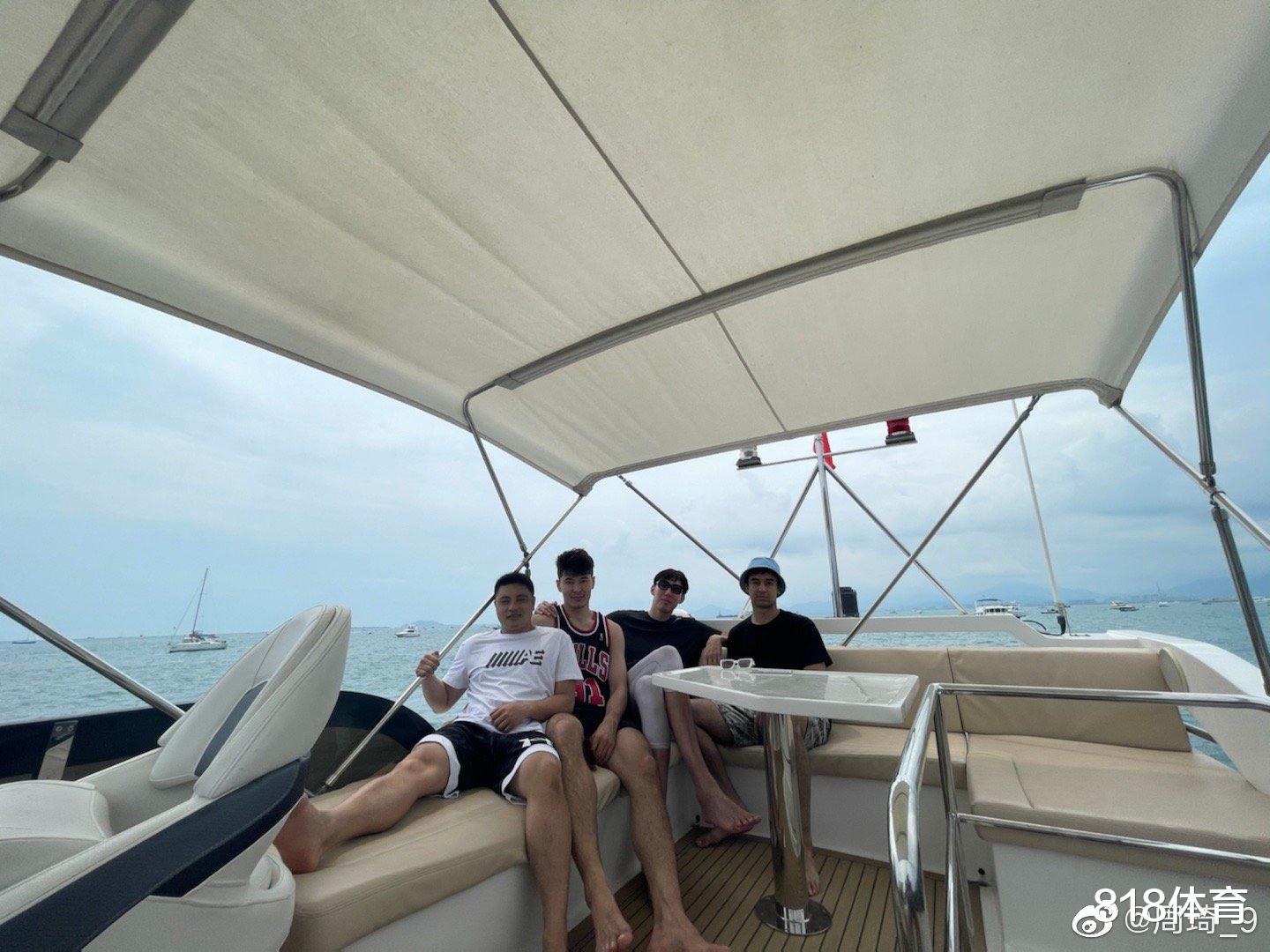 周琦|中国乔治! 周琦三亚包豪华游艇度假, 与队友阿布都阿尔斯兰出海钓鱼