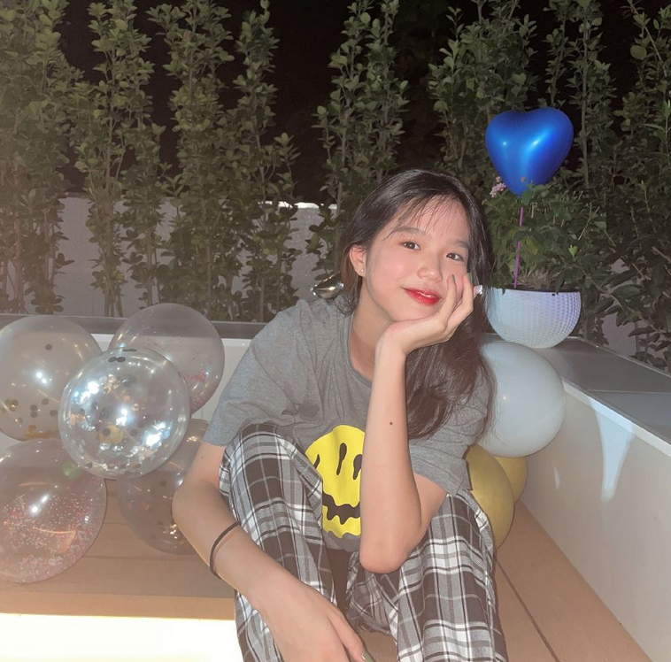 t恤|钟丽缇二女儿也太潮了吧，13岁涂红唇化淡妆，穿衣品味不输妈