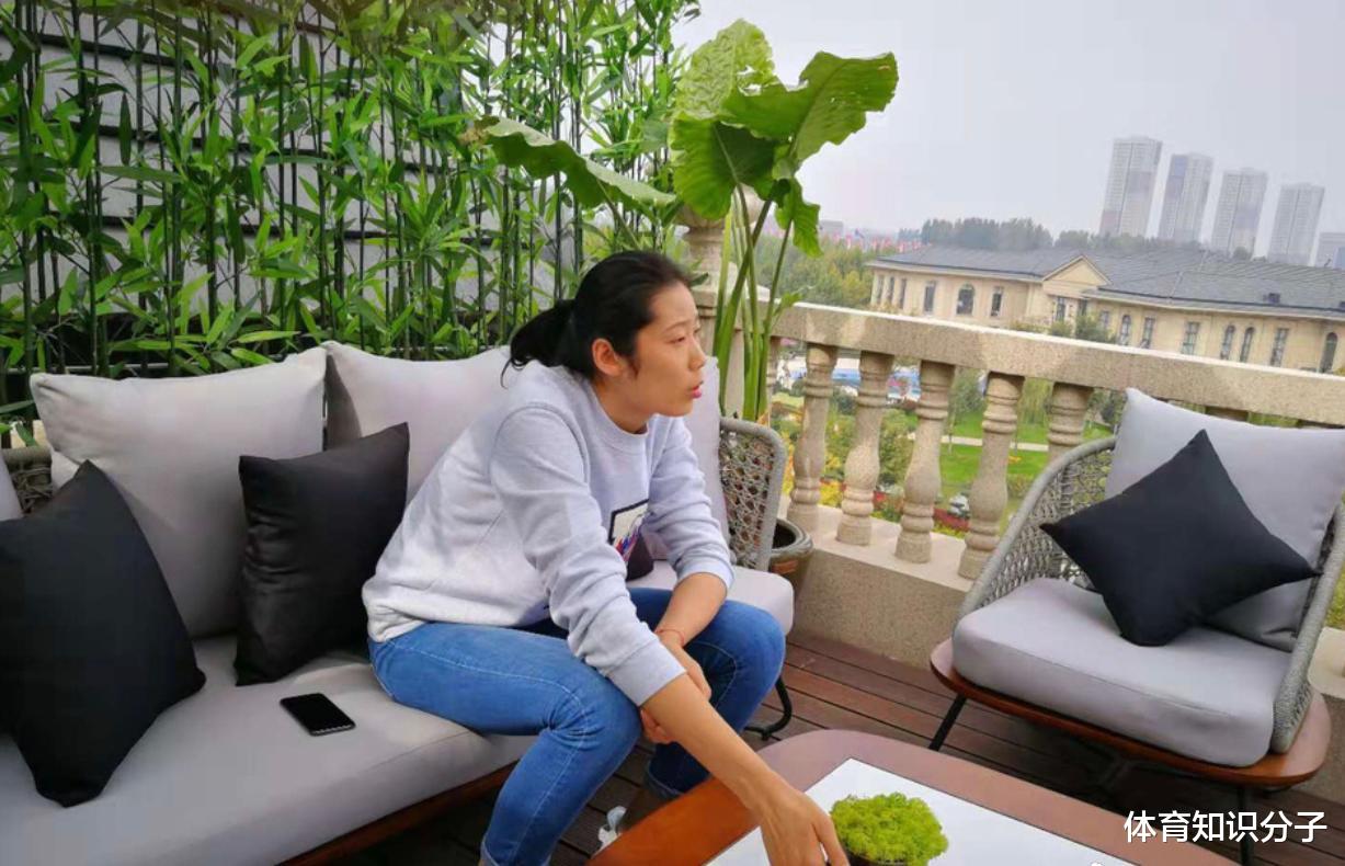 女排|奢侈品成日常標(biāo)配！女排豪華生活令人羨慕，320萬(wàn)法拉利彰顯身份
