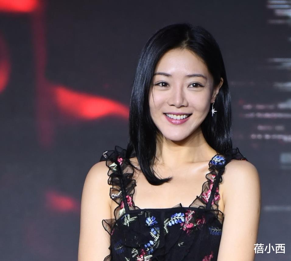 蓓小西|原来邓家佳身材和气质这么好,连土味吊带碎花裙,都穿出了国际范