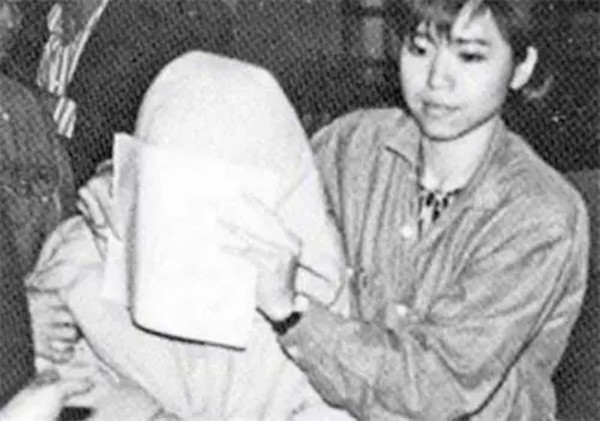 丈夫出轨妻子索要20万赔偿,妻子杀人烹尸住进精神病院
